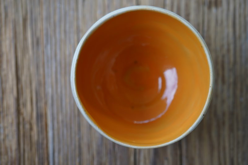 Keramik Kaffeebecher handgetöpfert– Innen Orange außen Naturweiß mit zarten Sprenkeln